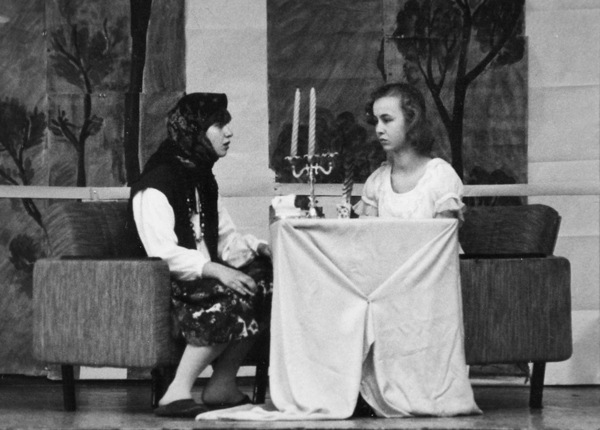 Пушкинский вечер в 444 школе. 1987 год. Катя Польгуева и Таня Селянинова